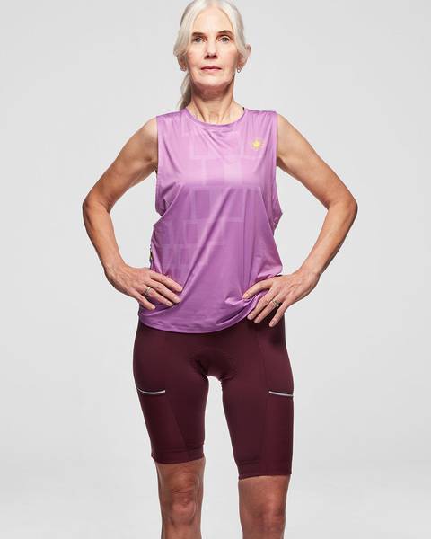 Model is wearing a size S tank top and M bib short